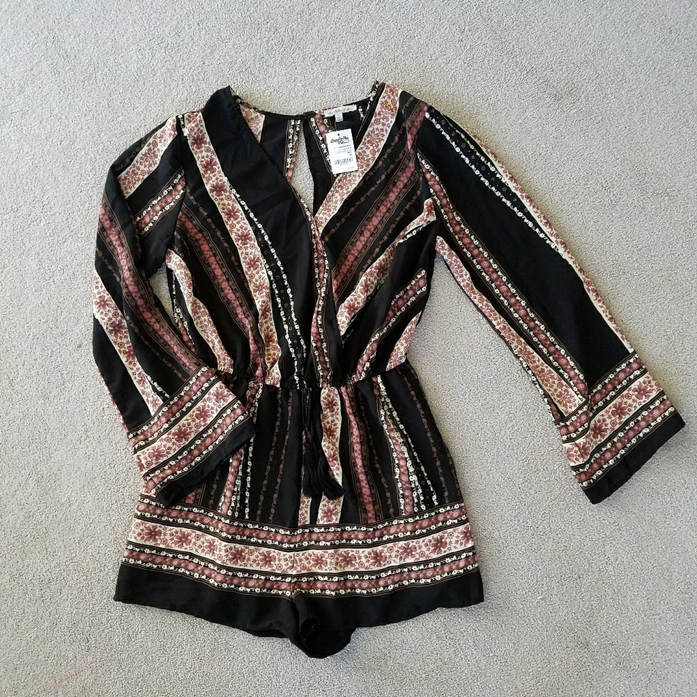 ✌SOLD✌Open back romper - Picture 1 of 4